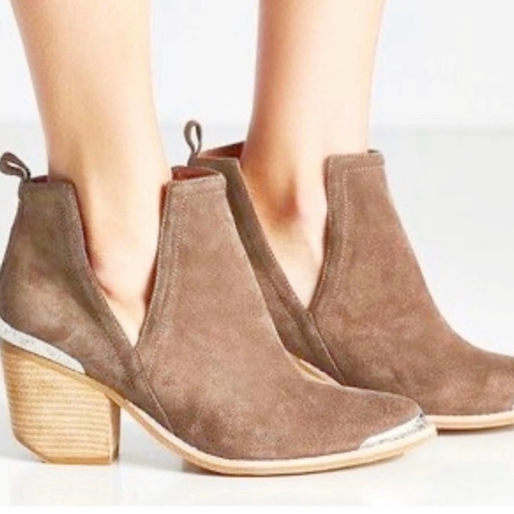 NWOT Jeffrey Campbell Cromwell Booties in Taupe Suede